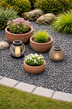 10mm Black Gravel Chippings â?? Charcoal Granite for Driveways, Landscaping & Garden Use